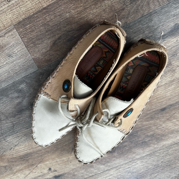 VINTAGE HUSH PUPPIES HAND STITCHED
LEATHER NUBUCK MOCCASIN FLATS
Size 6.5 - Picture 1 of 5